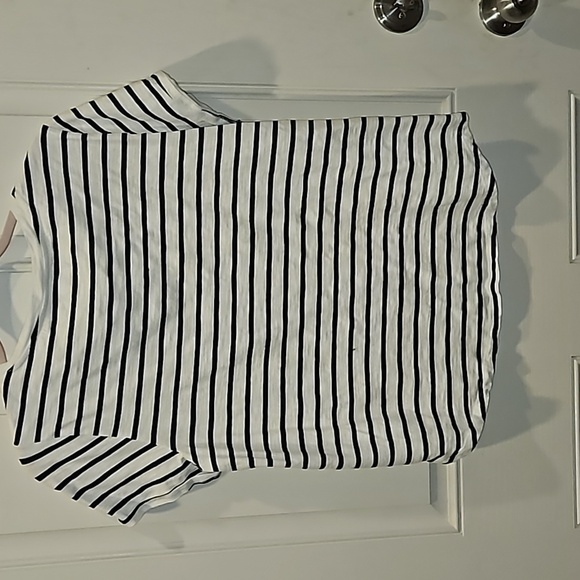 Black and white Striped V-neck - Picture 3 of 3